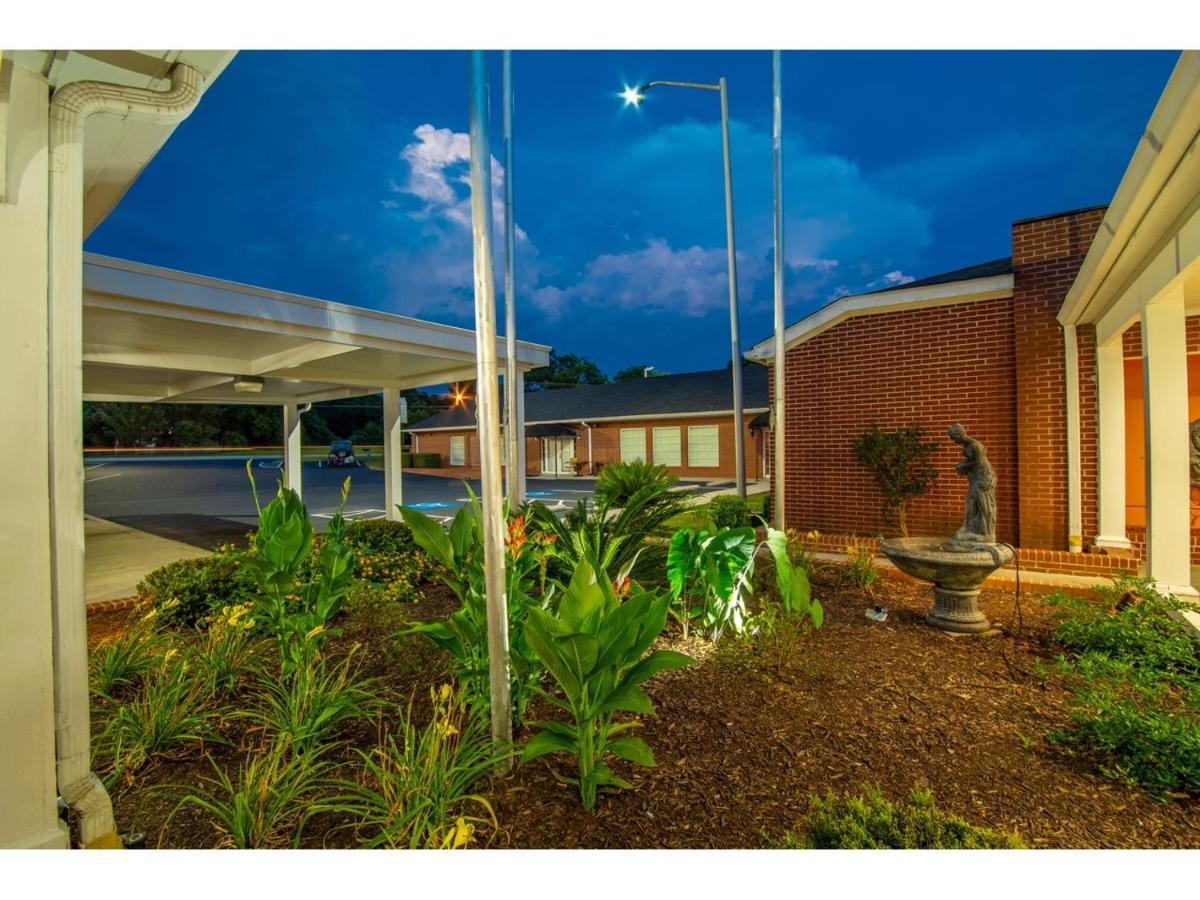 Winton Inn & Suites Barnwell Экстерьер фото