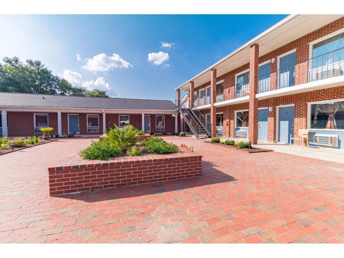 Winton Inn & Suites Barnwell Экстерьер фото