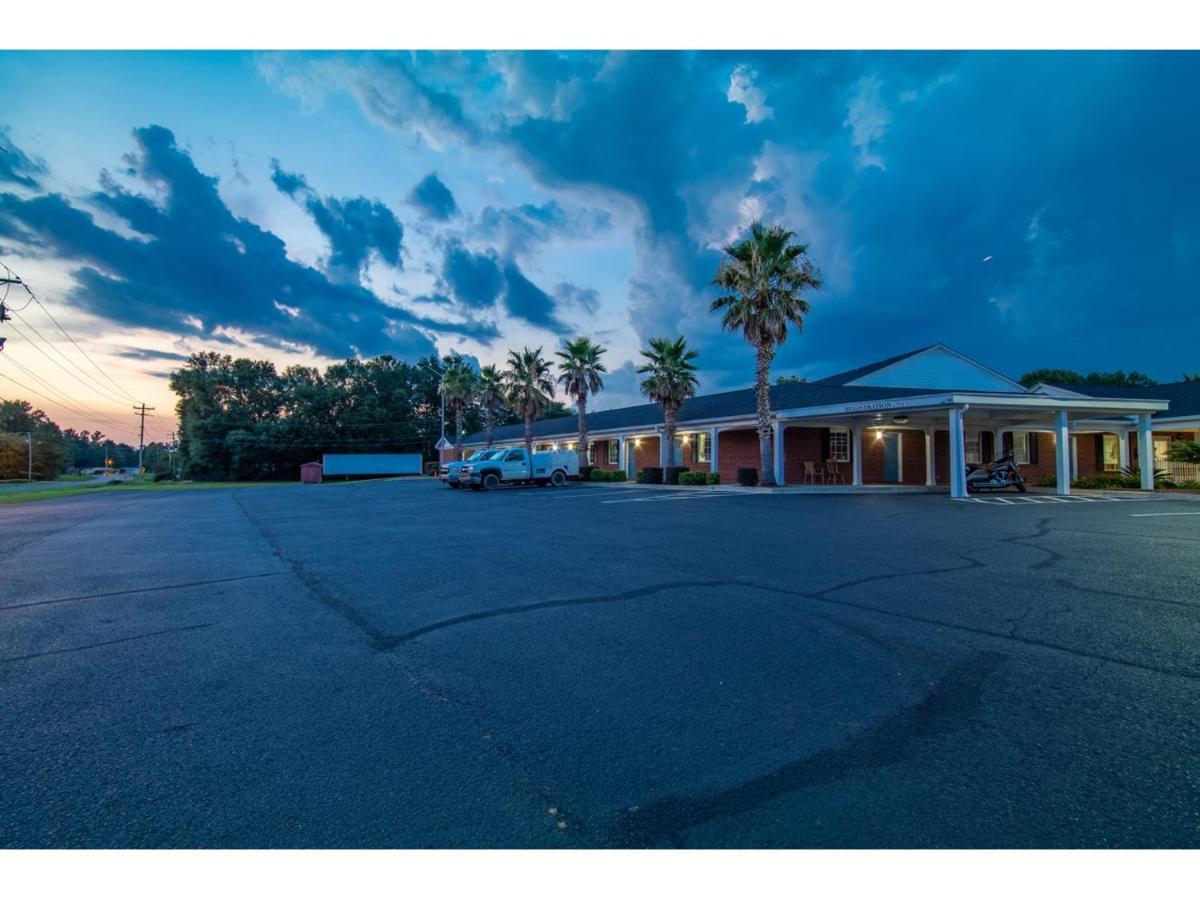 Winton Inn & Suites Barnwell Экстерьер фото